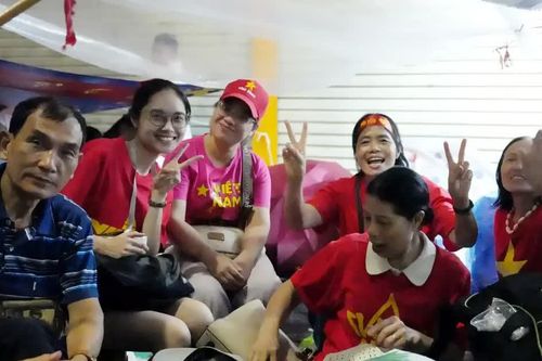 Người dân thức xuyên đêm chờ xem lễ tổng duyệt diễu binh, diễu hành mừng Quốc khánh