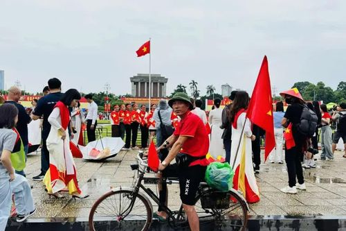 Hành trình 'đưa cha ra Hà Nội' trong ngày lễ lớn