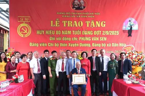 Phó Chủ tịch Thường trực Ủy ban MTTQ TP Hà Nội Bùi Huyền Mai trao Huy hiệu 80 năm tuổi Đảng tặng đồng chí Phùng Văn Sen