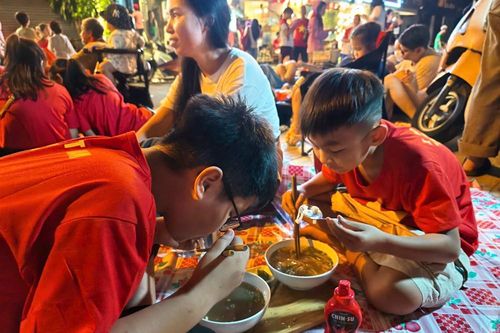 Ăn gì khi thức trắng đêm chờ xem tổng duyệt diễu binh ở Hà Nội?