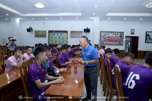 Lãnh đạo VFF gặp mặt, tặng quà cho các đội tuyển nhân dịp Quốc khánh 2.9