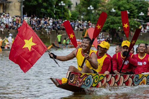 Khi dòng sông hóa thành sân khấu của lòng dân