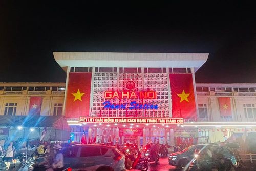 Sân bay và ga tàu tấp nập, bến xe không quá tải