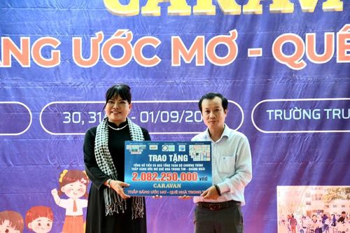 Hàng trăm phần quà ý nghĩa cho học sinh và bà con có hoàn cảnh khó khăn ở Quảng Ngãi