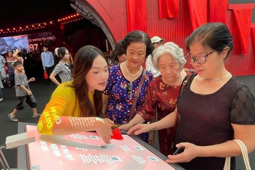 Thêm tự hào và biết ơn trong hành trình khám phá triển lãm '95 năm Cờ Đảng soi đường'