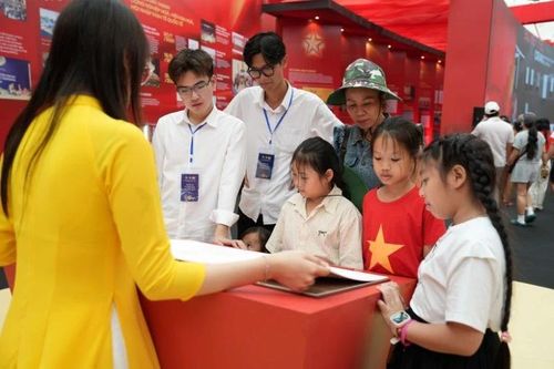Media Tour '95 năm Cờ Đảng soi đường': Lịch sử được kể bằng cảm xúc và sự lan tỏa