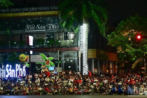Người Hà Nội thức trắng đêm chờ đón Tổng duyệt diễu binh, diễu hành dịp Đại lễ