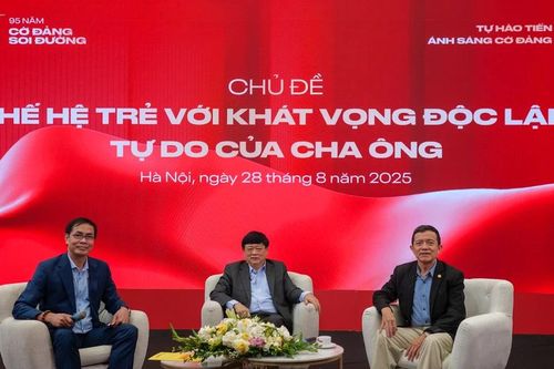 Thế hệ trẻ được truyền lửa khi nghe các bậc lão thành kể về một thời đầy khát vọng độc lập, tự do của cha anh