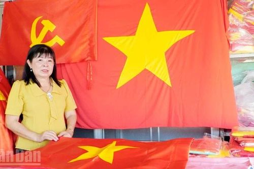 Hơn 30 năm may cờ Tổ quốc