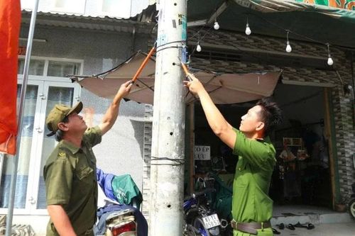Công an Thành phố Hồ Chí Minh ra quân bóc xóa quảng cáo sai quy định