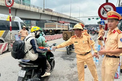 Công an Đồng Nai tiếp sức người dân vui Tết độc lập