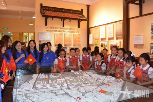 Bồi đắp tình yêu nước qua những 'địa chỉ đỏ'