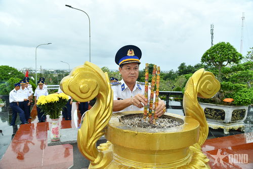 Bộ tư lệnh Vùng cảnh sát biển 4 tổ chức các hoạt động 'Đền ơn đáp nghĩa'