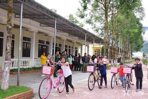 Tiếp sức đến trường cho học sinh biên giới