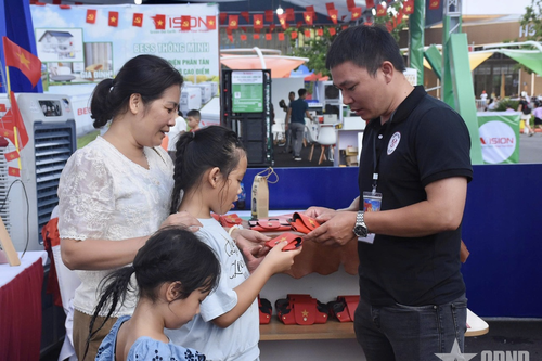 Gian trưng bày sản phẩm của người khuyết tật gây ấn tượng tại Triển lãm thành tựu đất nước