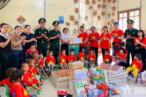 Đồn Biên phòng Pa Tần tặng quà học sinh và nhân dân xã Pa Tần (tỉnh Lai Châu)
