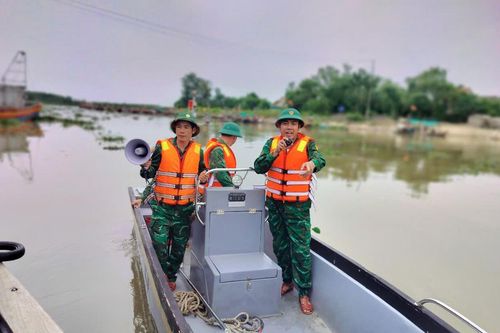 Bộ đội Biên phòng tỉnh Nghệ An kêu gọi tàu, thuyền tránh trú bão số 6