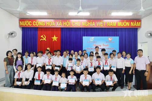 Nâng bước trẻ em mồ côi tới trường