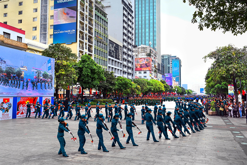 Kết hợp giữa đấu tranh vũ trang với nổi dậy của quần chúng