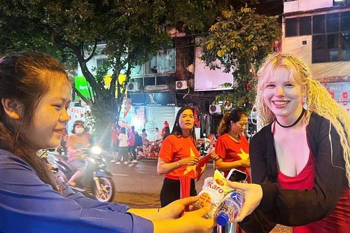 Tình nguyện viên xuyên đêm giữ sạch mọi ngả đường quanh Quảng trường Ba Đình trước lễ Tổng duyệt A80