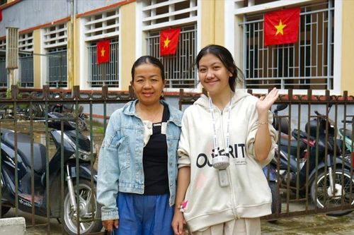 Ngày đầu tiên đến Thủ đô: Ký túc xá Bách khoa mở cửa chào đón mẹ con tân sinh viên Quảng Trị