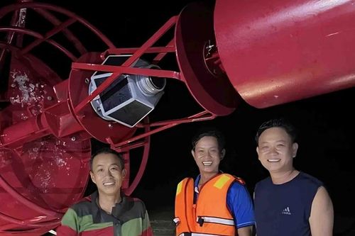 Quảng Trị xác minh nguồn gốc phao tiêu hàng hải trôi dạt vào bờ biển