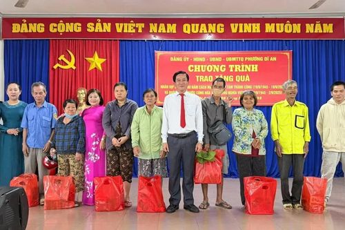 Phường Dĩ An (TPHCM) phát gạo miễn phí đến hộ khó khăn