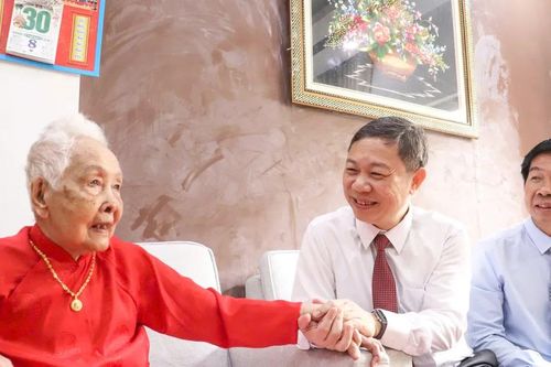 Lãnh đạo TPHCM thăm Mẹ Việt Nam Anh hùng, cán bộ tiền khởi nghĩa