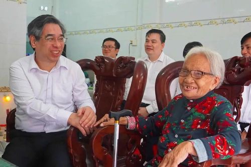 Phó Bí thư Thành ủy TPHCM Nguyễn Phước Lộc thăm, tặng quà Mẹ Việt Nam Anh hùng