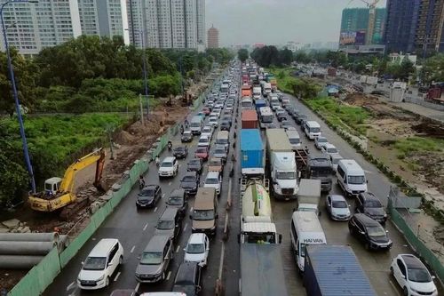 Người dân ùn ùn về quê nghỉ Lễ 2-9, các cửa ngõ TPHCM kẹt xe kéo dài