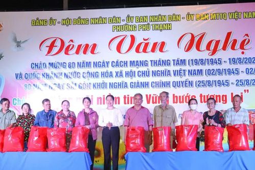 Phường Phú Thạnh (TPHCM) trao 80 phần quà đến hộ khó khăn