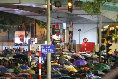 Hàng ngàn người dân chờ xem tổng duyệt diễu binh dù mưa lớn