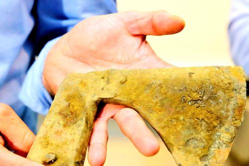Rìu chiến lớn nhất thời trung cổ bất ngờ được tìm thấy