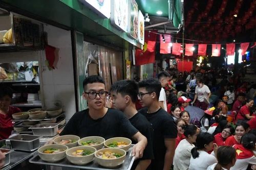Hàng lẩu miễn phí gần 1.000 bát bún, mỳ cho người dân chờ xem A80