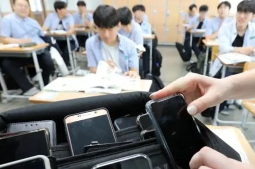 Hàn Quốc cấm smartphone trong giờ học