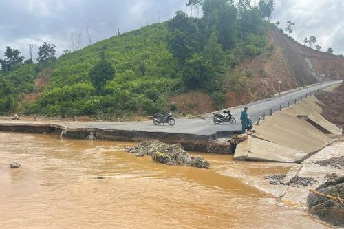 Mưa lũ cuốn trôi mặt đường ở xã miền núi của Quảng Trị