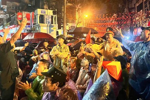 Người dân thức trắng đêm đợi xem Tổng duyệt diễu binh: Khi niềm tự hào dân tộc đánh thức cả Thủ đô