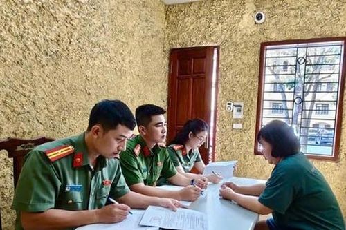 Khởi tố người phụ nữ lừa bán vé xem diễu binh chiếm đoạt hơn trăm triệu đồng