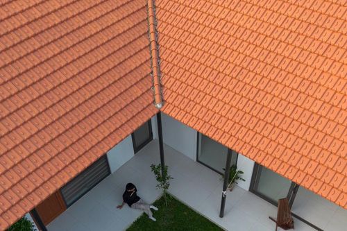 Thiết kế nhà cấp 4 hiện đại vẫn giữ được vườn và ao phía trước