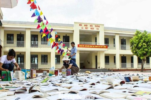 Nỗi lo sau bão, giáo viên 'giành nắng' phơi sách cho học trò