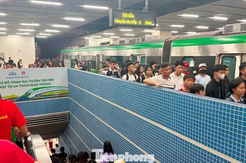 Hình ảnh lần đầu tiên tàu điện Hà Nội chạy 'xuyên đêm' phục vụ khách