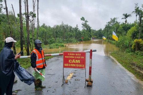 Bão số 6 gây mưa lớn, nhiều tuyến đường ngập sâu, 46 hộ dân tộc Chứt bị cô lập