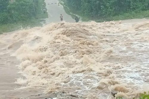 Quảng Trị mưa trắng trời, nguy cơ sạt lở, lũ quét