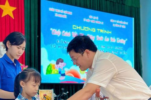 Nhiều học sinh Huế nhận quà tặng xe đạp, dụng cụ học tập dịp lễ 2/9