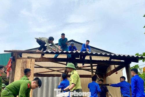 Tuổi trẻ Nghệ An đội mưa giúp người dân khắc phục hậu quả cơn bão dị thường