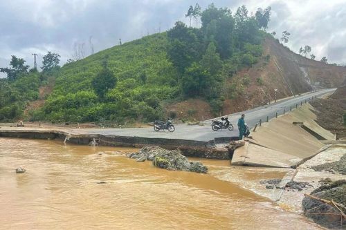 Mưa lớn, nhiều tuyến đường ở Quảng Trị bị ngập lụt và hư hỏng nặng