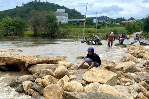Cả làng bị cô lập do ngầm tràn hư hỏng nặng