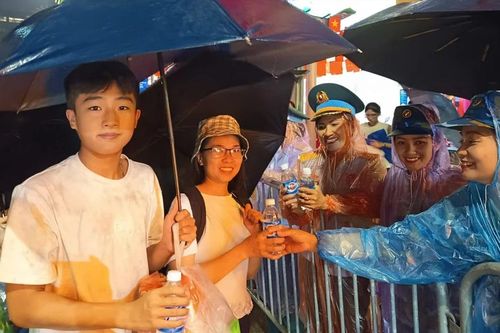 Đội cận vệ canh trời Thủ đô tiếp sức người dân cổ vũ diễu binh, diễu hành