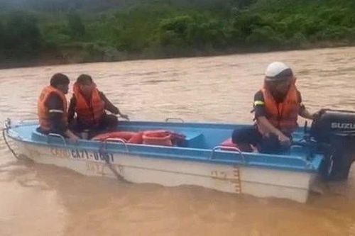 Nghẹt thở giải cứu 5 người mắc kẹt gần 2 ngày vì lũ chia cắt