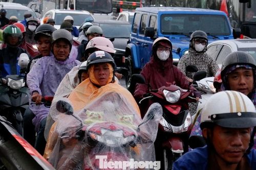 Người dân đội mưa rời TPHCM, cửa ngõ ùn ứ suốt chiều tối